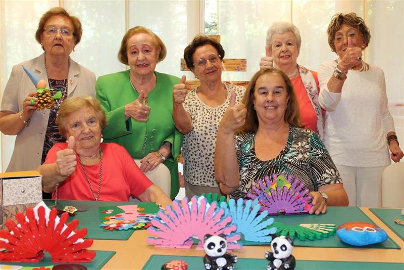 ep ancianos con los objetos elaborados para la fundacion aladina