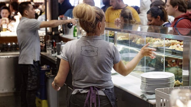 ep archivo dos camareros tras la barra de un bar de madrid ep archivo dos camareros tras la barra de un bar de madrid