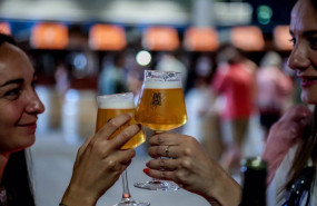 ep archivo   dos mujeres catan unas cervezas rubias en copa de cristal durante el gran festival de