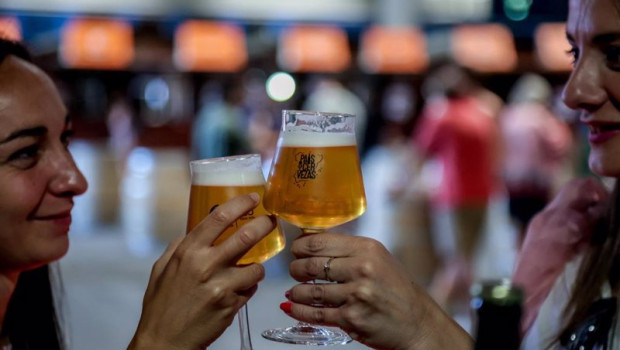 ep archivo   dos mujeres catan unas cervezas rubias en copa de cristal durante el gran festival de