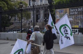 ep archivo   dos personas con banderas de la central sindical independiente y de funcionarios csif