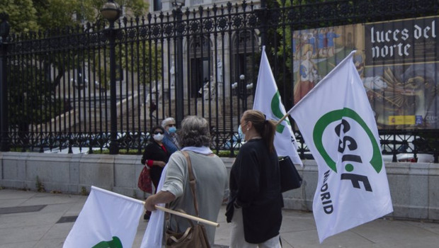 ep archivo   dos personas con banderas de la central sindical independiente y de funcionarios csif