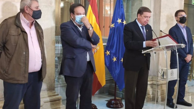 ep archivo   el ministro de agricultura luis planas junto a los representantes de asaja pedro barato