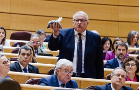 ep archivo   el senador del pp francisco bernabe perez muestra un paquete con tierra contaminada