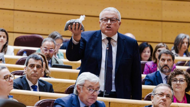 ep archivo   el senador del pp francisco bernabe perez muestra un paquete con tierra contaminada