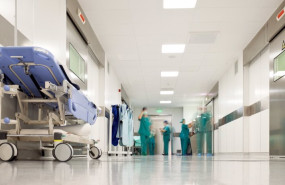 ep archivo   hospital surgery corridor blurred figures of people with medical uniforms in hospital