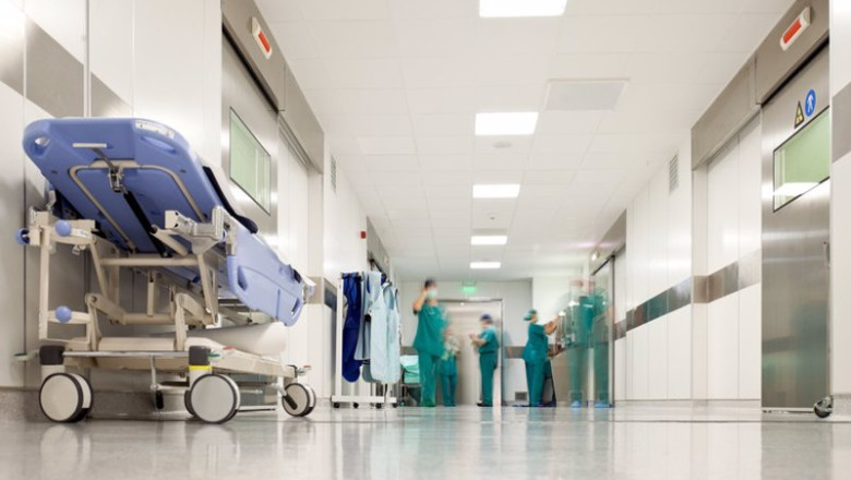 ep archivo hospital surgery corridor blurred figures of people with medical uniforms in hospital ep archivo hospital surgery corridor blurred figures of people with medical uniforms in hospital