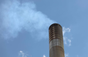 ep archivo   imagen de una chimenea en la central termica teruel de la localidad turolense de