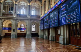 ep archivo   paneles muestran los indices bursatiles en el interior del palacio de la bolsa a 8 de