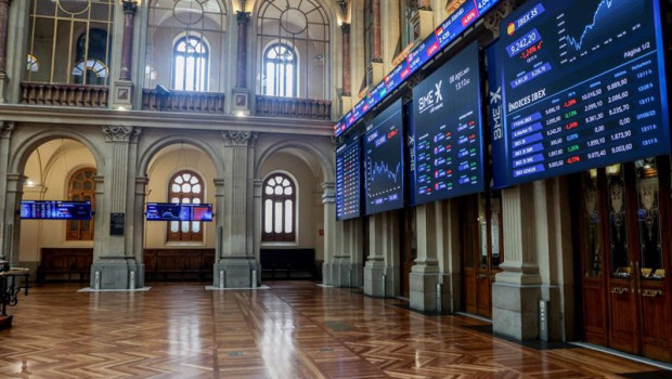 ep archivo   paneles muestran los indices bursatiles en el interior del palacio de la bolsa a 8 de