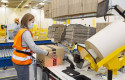 ep archivo   trabajadores de amazon en el centro logistico