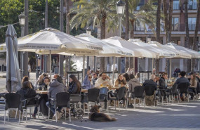 ep archivo   un grupo de personas en una terraza de la playa de la malvarrosa el dia mas frio del