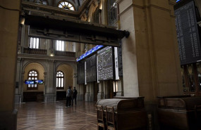 ep archivo   un grupo de personas realiza una fotografia a los valores del ibex 35 en el palacio de