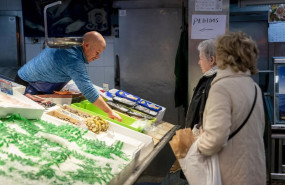 ep archivo   un trabajador autonomo atendiendo a dos clientas en su pescaderia