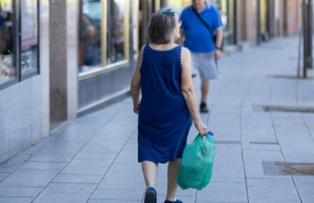 ep archivo   una mujer pensionista caminando por la calle con una bolsa de la compra