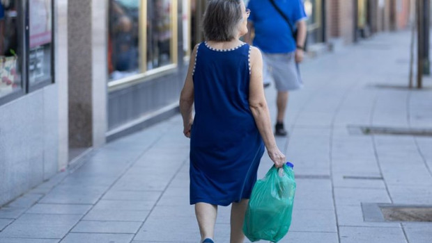 ep archivo   una mujer pensionista caminando por la calle con una bolsa de la compra