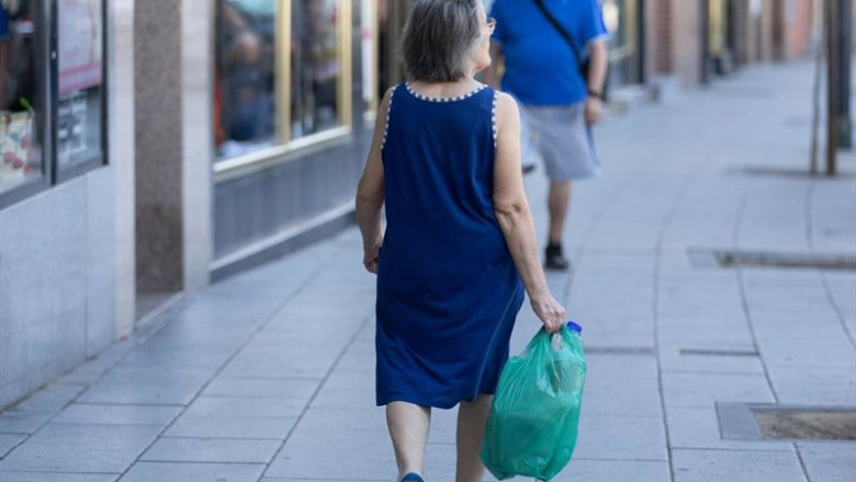 ep archivo   una mujer pensionista caminando por la calle con una bolsa de la compra