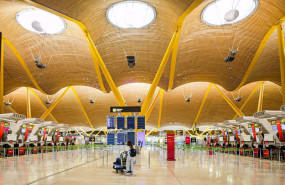 ep archivo   una turista observa los paneles de la terminal 4 del aeropuerto adolfo suarez madrid