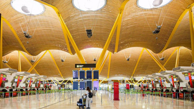 ep archivo   una turista observa los paneles de la terminal 4 del aeropuerto adolfo suarez madrid