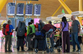 ep archivo varias personas con maletas en el aeropuerto adolfo suarez madrid barajas ep archivo varias personas con maletas en el aeropuerto adolfo suarez madrid barajas