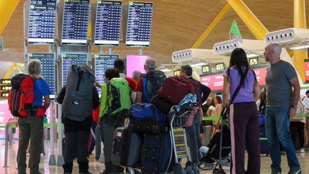 ep archivo   varias personas con maletas en el aeropuerto adolfo suarez madrid barajas