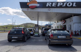 ep archivo   varios coches repostan en una gasolinera el dia en que ha entrado en vigor la rebaja de