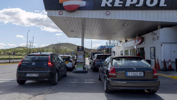 ep archivo   varios coches repostan en una gasolinera el dia en que ha entrado en vigor la rebaja de