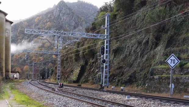 ep archivo   via de tren del servicio entre ourense y lugo