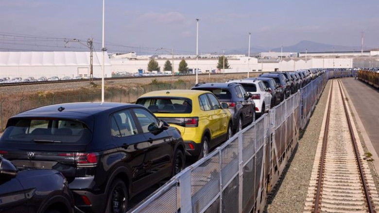 ep carga de trenes con coches taigo y t cross l cerca de volkswagen navarra pamplona ep carga de trenes con coches taigo y t cross l cerca de volkswagen navarra pamplona