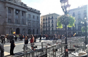 ep concentracion constitucionalista frente a una independentista en la plaza sant jaume de barcelona
