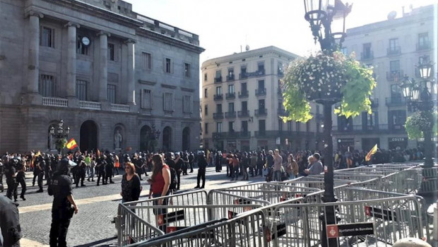 ep concentracion constitucionalista frente a una independentista en la plaza sant jaume de barcelona
