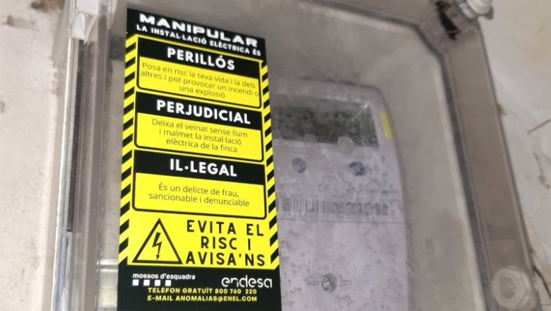 Contador manipulado con una pegatina de la campanya | ENDESA ep contador manipulado con una pegatina de la campanya
