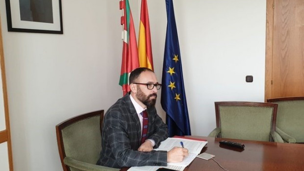 ep el delegado del gobierno en el pais vasco denis itxaso en su despacho