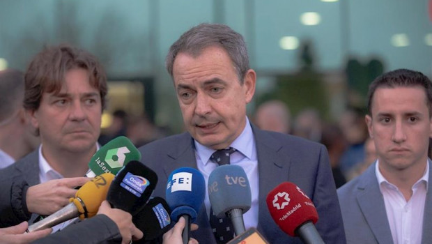ep el expresidente del gobierno jose luis rodriguez zapatero atiende a los medios de comunicacion