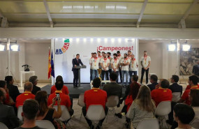 ep el presidente del gobierno en funciones pedro sanchez recibe a la seleccion masculina de