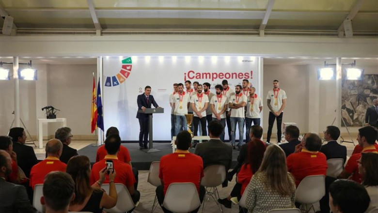 El presidente del Gobierno en funciones, Pedro Sánchez, recibe a la selección masculina de baloncesto en el palacio de La Moncloa a 16 de septiembre de 2019. | Jesús Hellín - Europa Press ep el presidente del gobierno en funciones pedro sanchez recibe a la seleccion masculina de