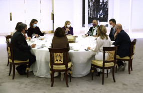 ep el presidente del gobierno pedro sanchez c acompanado de otros miembros del ejecutivo recibe a