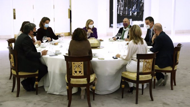 ep el presidente del gobierno pedro sanchez c acompanado de otros miembros del ejecutivo recibe a