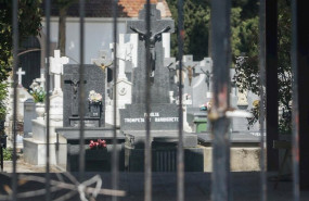 ep entrada del cementerio municipal de ciempozuelos madrid desde la que se ven varias tumbas