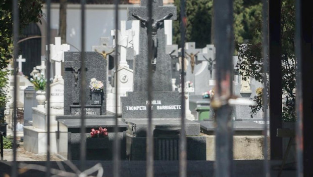 ep entrada del cementerio municipal de ciempozuelos madrid desde la que se ven varias tumbas