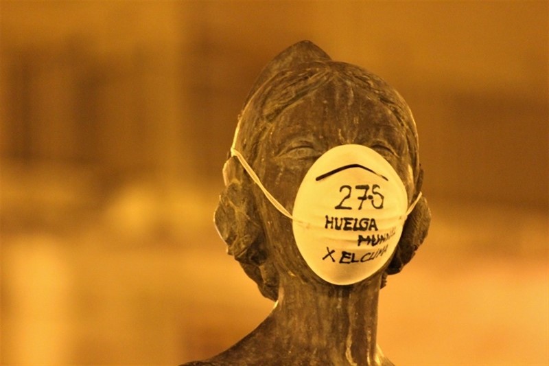 ep escultura con mascarilla en la plaza de la virgen