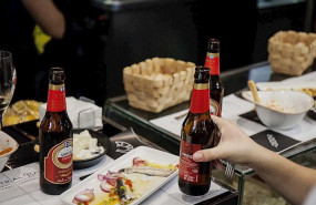 ep gente tomandose una cerveza amstel