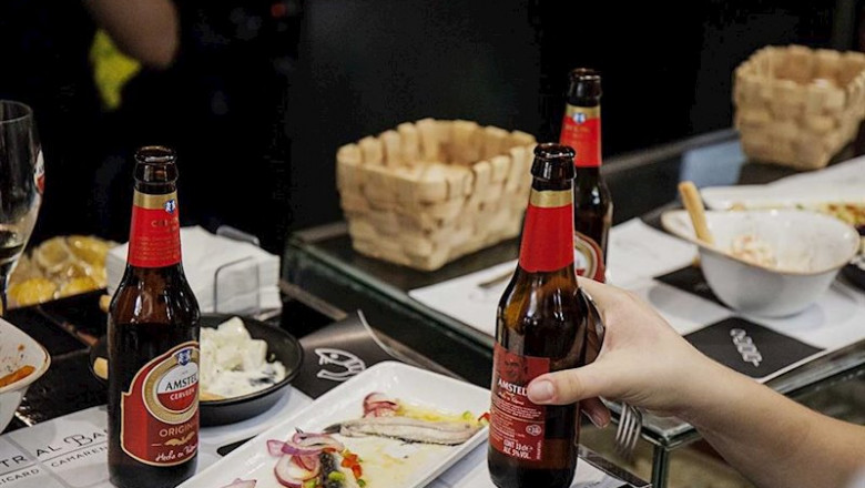 ep gente tomandose una cerveza amstel