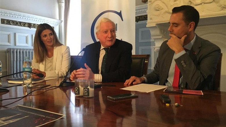 Iluca Gil, directora general de la Fundación de la Catedral, Antonio Méndez Pozo, vicepresidente de la Fundación, y Daniel de la Rosa, alcalde de Burgos. | EUROPA PRESS ep iluca gil directora general de la fundacion de la catedral antonio mendez pozo vicepresidente de