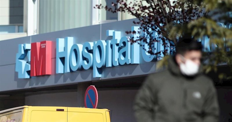 ep imagen de recurso de las zonas exteriores del hospital de torrejon con una persona que porta ep imagen de recurso de las zonas exteriores del hospital de torrejon con una persona que porta