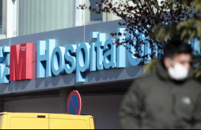ep imagen de recurso de las zonas exteriores del hospital de torrejon con una persona que porta