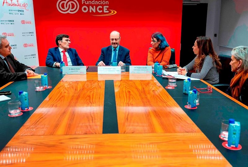 ep imagen tomada durante la firma del acuerdo