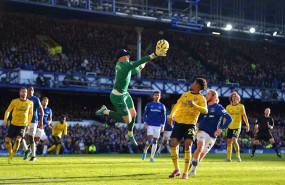 ep jordan pickford ataja un balon durante el everton-arsenal de la premier 2019-2020