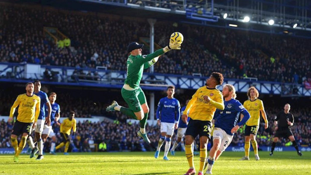 ep jordan pickford ataja un balon durante el everton-arsenal de la premier 2019-2020