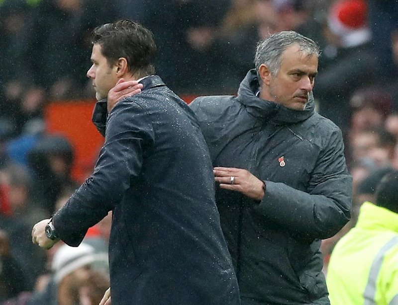ep jose mourinho saluda a mauricio pochettino tras un manchester united-tottenham